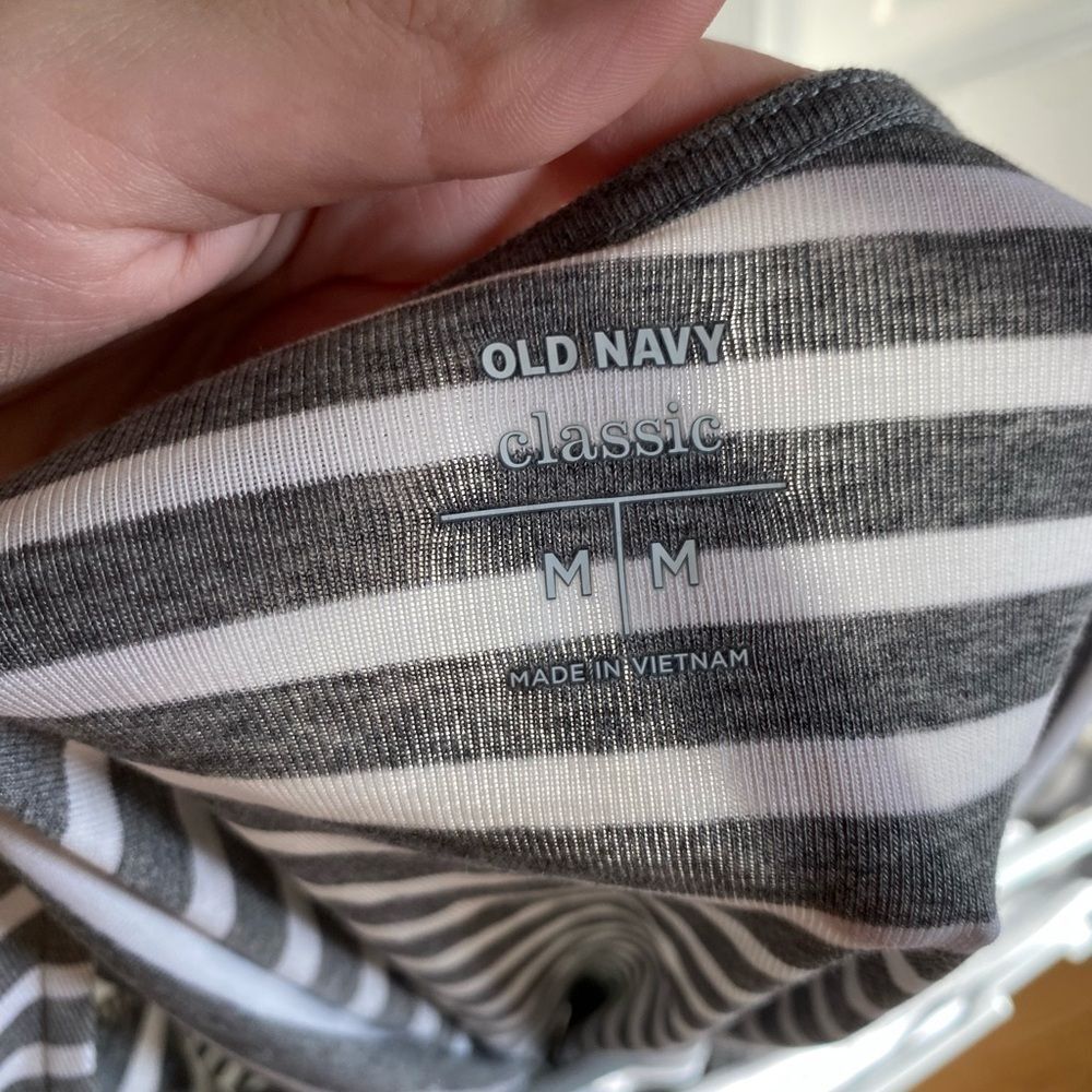 NWT Old Navy size medium grey white striped classic fit scoop back top - Picture 3 of 5